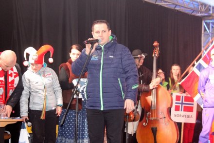 Burmistrz Tomasz Bujok wita kibiców na ceremonii wręczenia numerów startowych